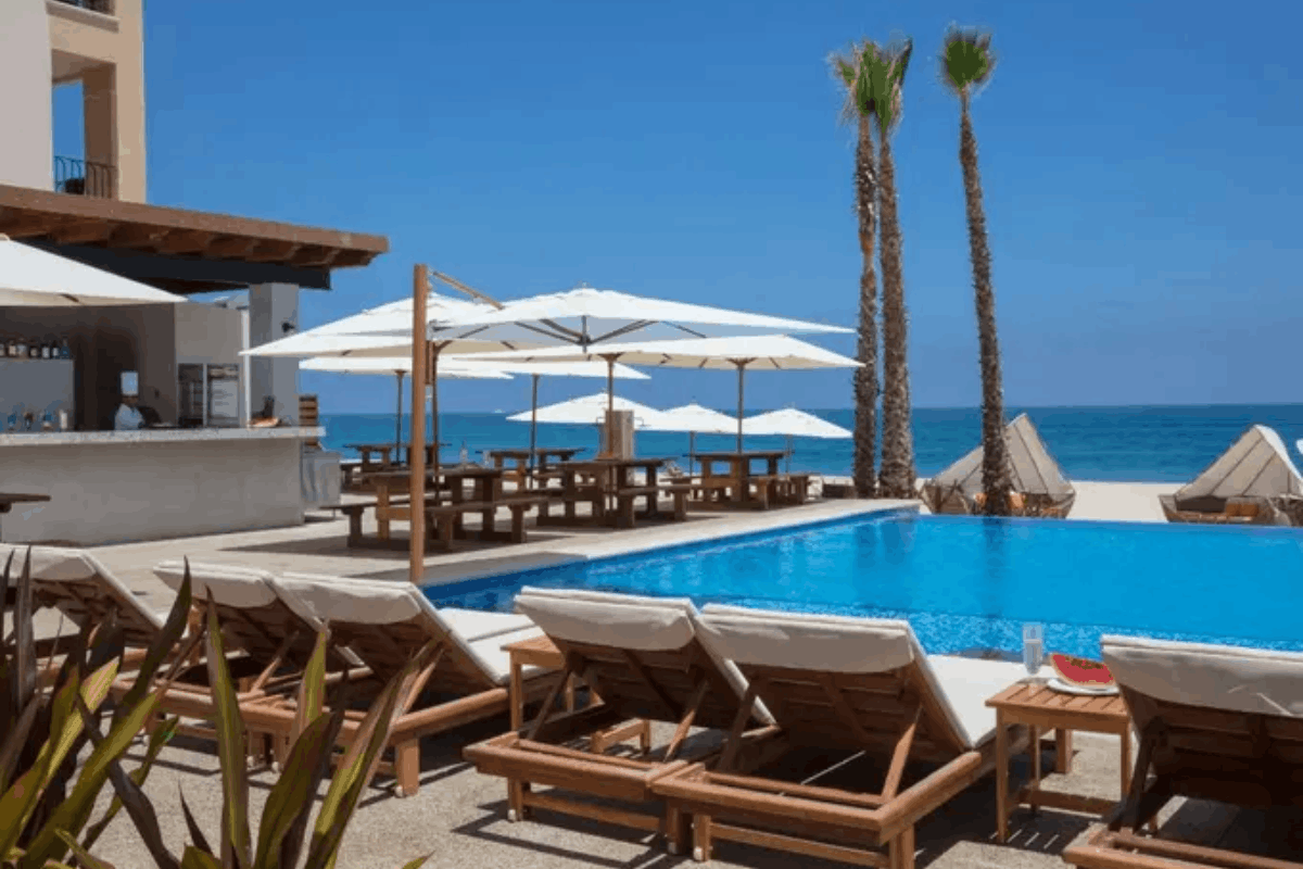 Surfos Snack Bar en Krystal Grand Los Cabos con snacks, bebidas y vista frente al mar.